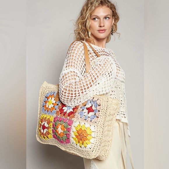 POL GRANNY SQUARE THE BEACH READY CROCHET BEACH TOTE IN SAND IN OLIVE MULTI - Picture 2 of 9
